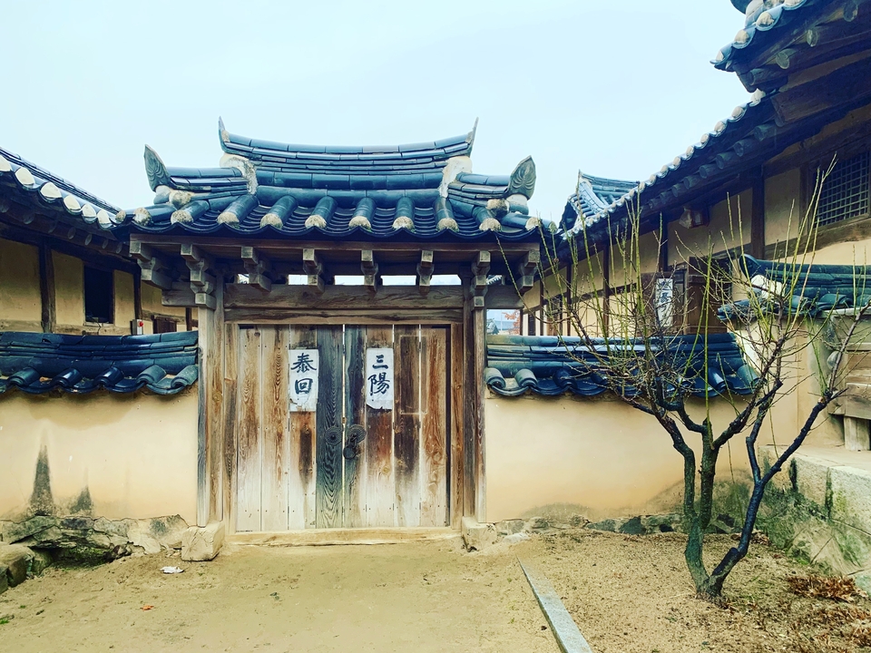 Architecture coréenne traditionnelle avec des portails en bois et un design antique.