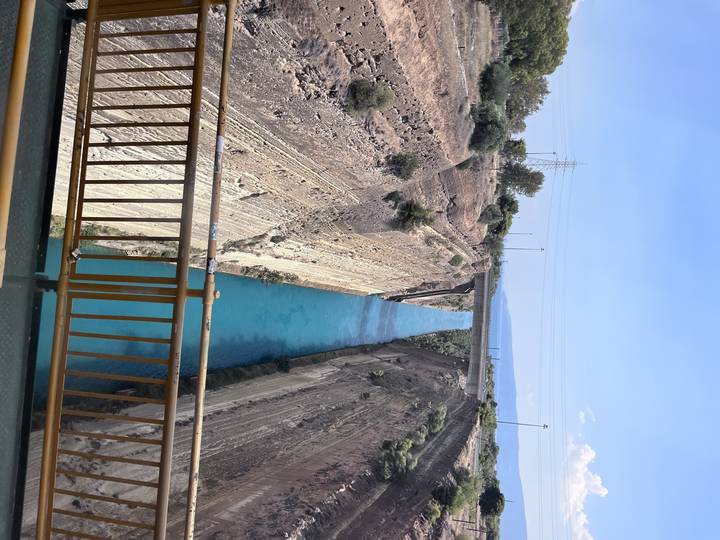 Vue spectaculaire du canal de Corinthe avec une eau d'un bleu éclatant.