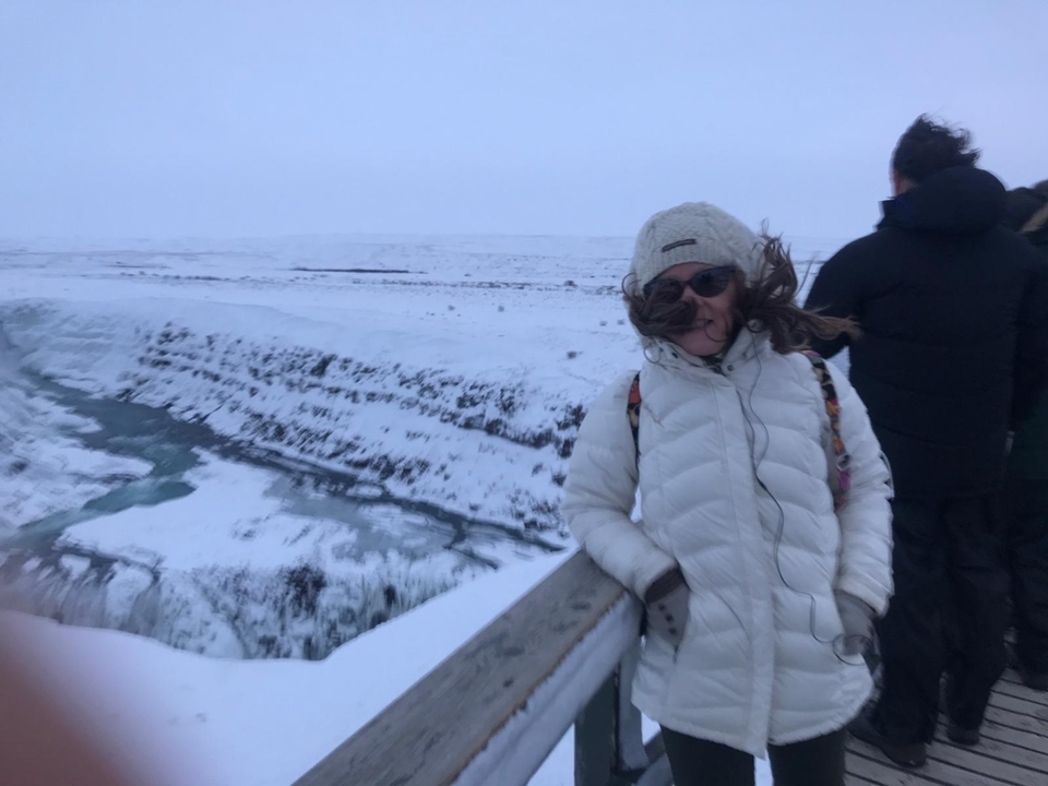 Des gens en vêtements d'hiver observant un paysage enneigé