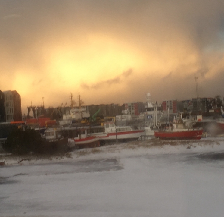 Vue floue d'un port avec plusieurs bateaux et des bâtiments en arrière-plan