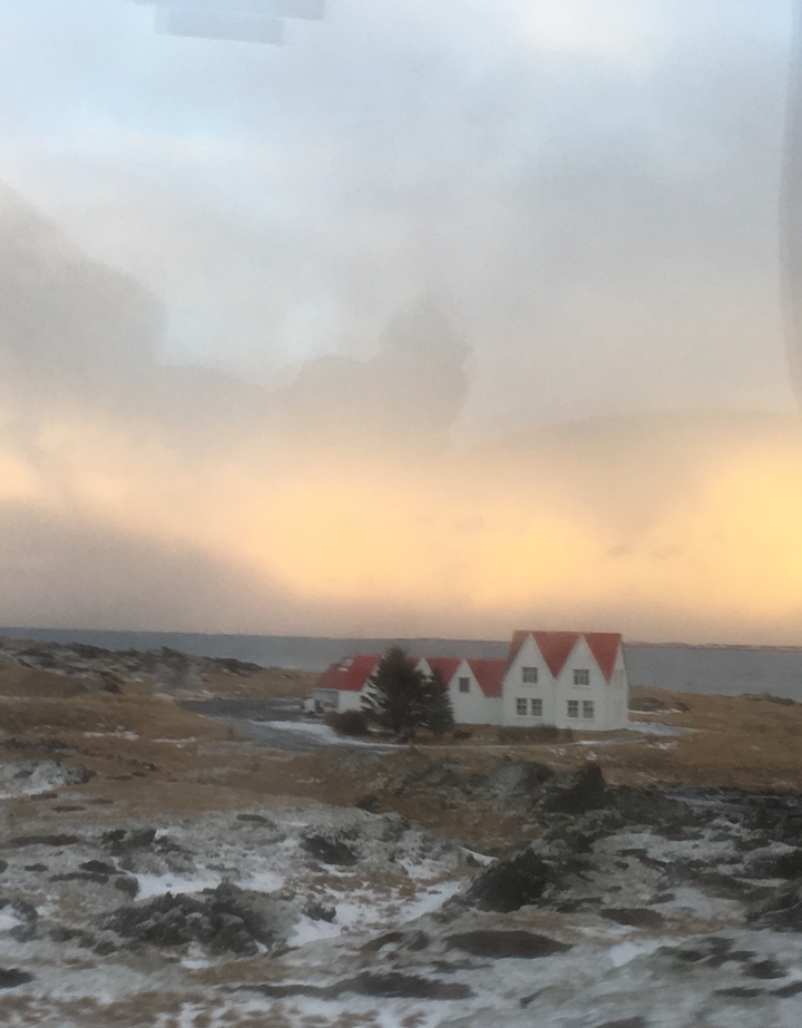 Vue floue du littoral avec maison blanche au toit rouge