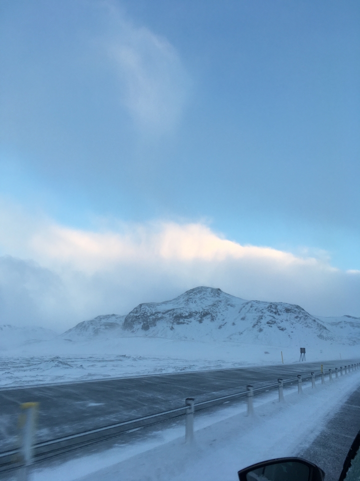 Montagne enneigée sous un ciel dégagé