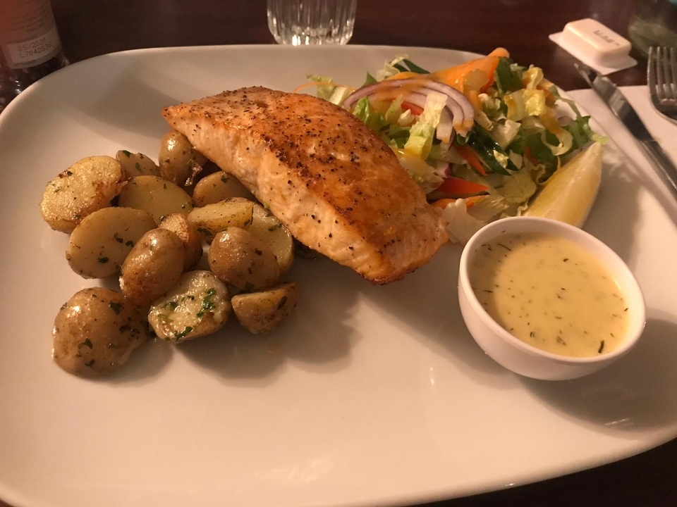 Assiette avec saumon grillé, pommes de terre et salade