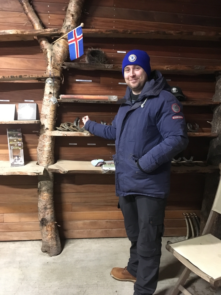 Personne dans une boutique de souvenirs avec des décorations de chevaux