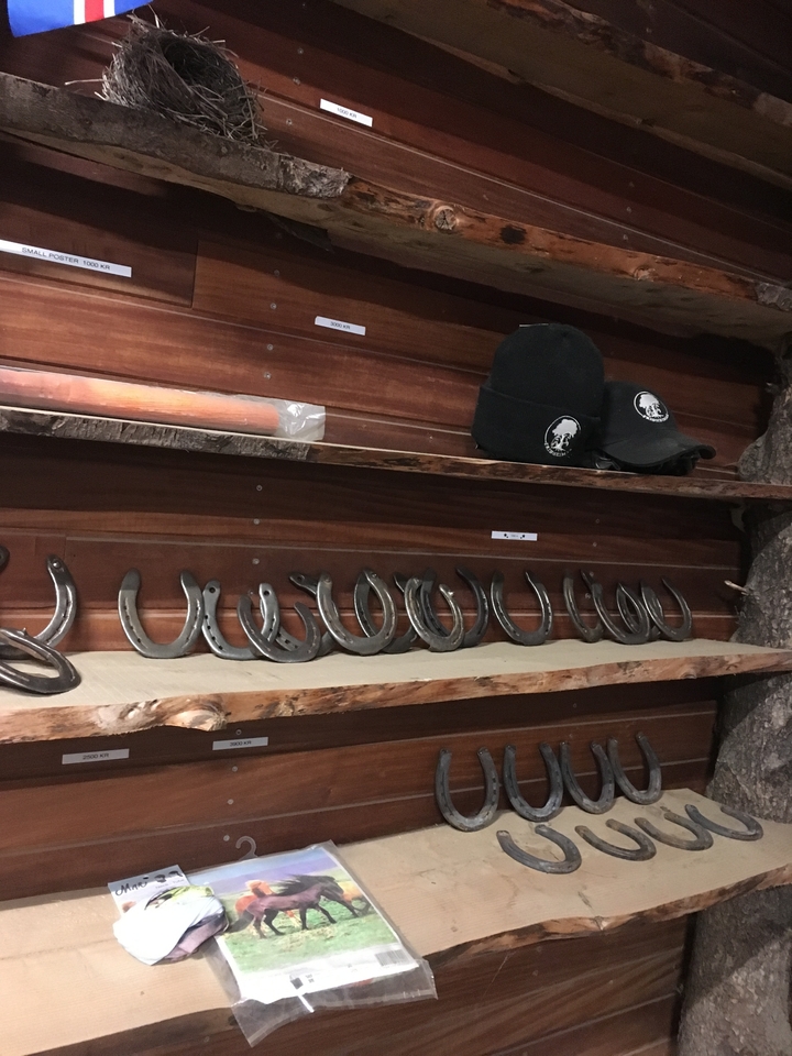 Étagère présentant des fers à cheval et des bonnets d'hiver