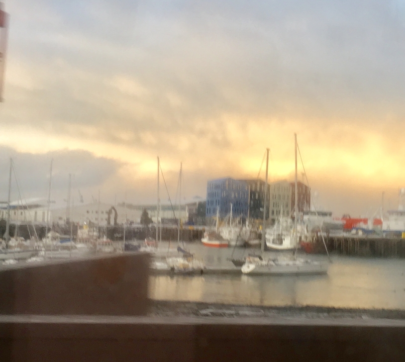 Vue floue d'un port avec des bateaux amarrés aux quais