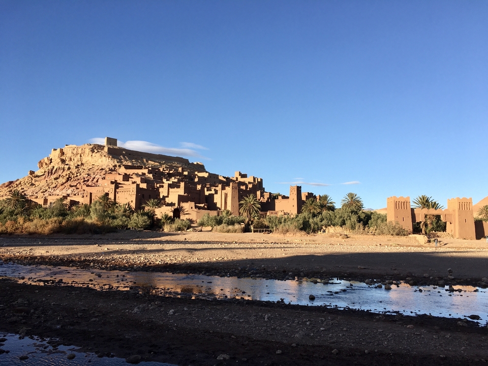 Ait Benhaddou, ancien village fortifié sous un ciel dégagé.