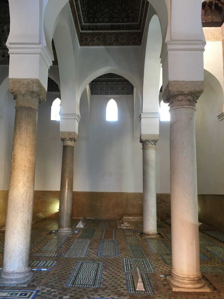 Intérieur d'un bâtiment avec des colonnes et des arches.
