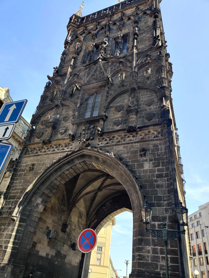 Tour de style gothique dans un environnement urbain.