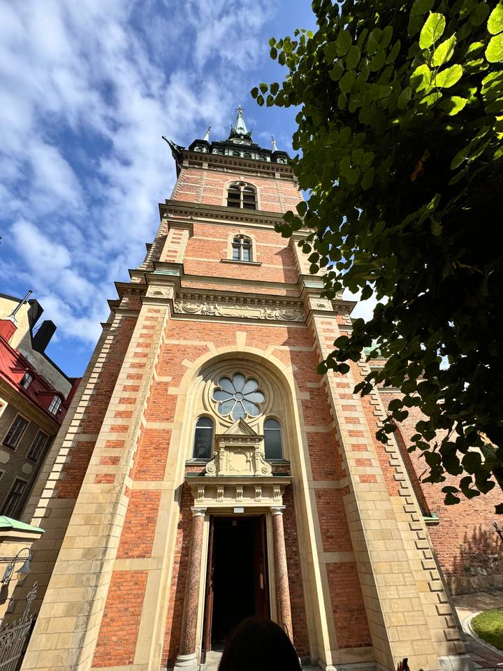 Une façade de pierre détaillée d'une église avec une fenêtre circulaire.