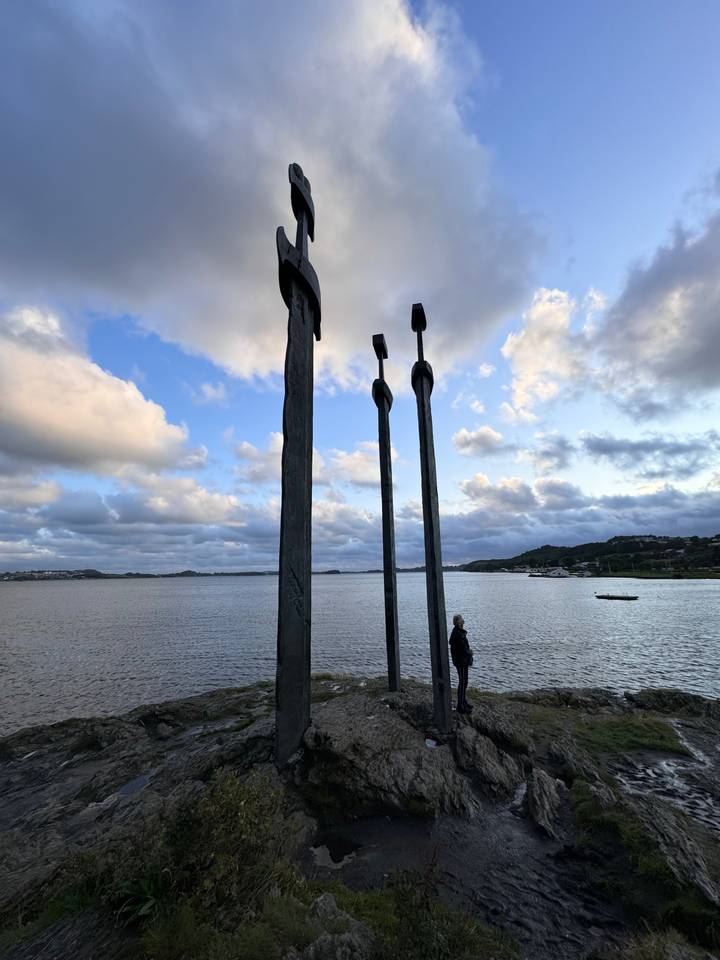 Grande sculpture extérieure avec un arrière-plan côtier pittoresque.