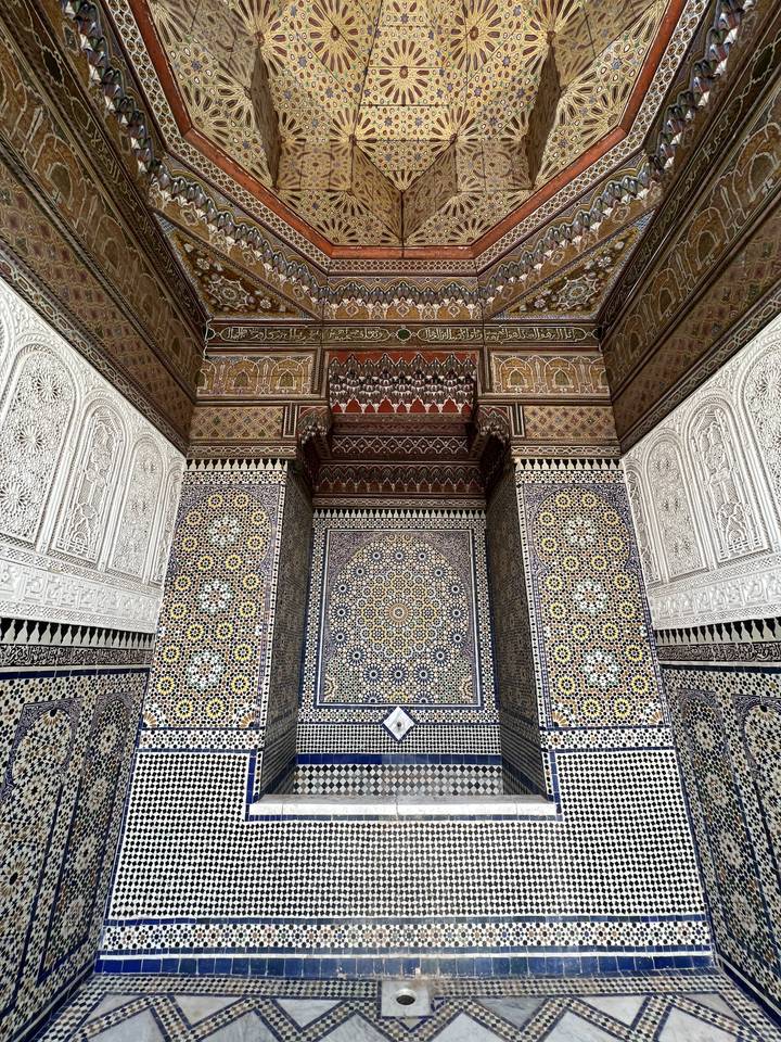 Mosaïques et carrelages complexes sur les plafonds.