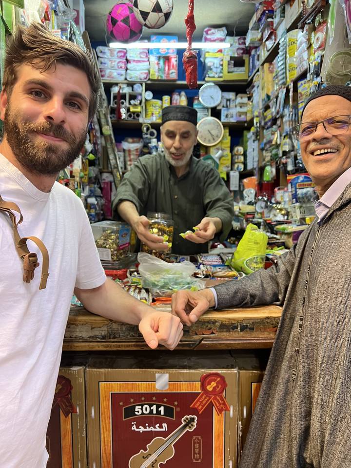 Des gens qui interagissent dans un marché animé.