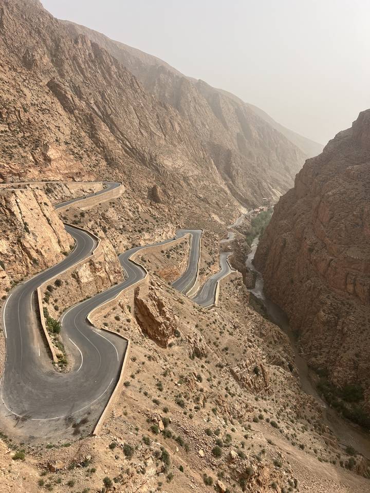 Route en épingle à cheveux serpentant à travers un terrain rocheux.