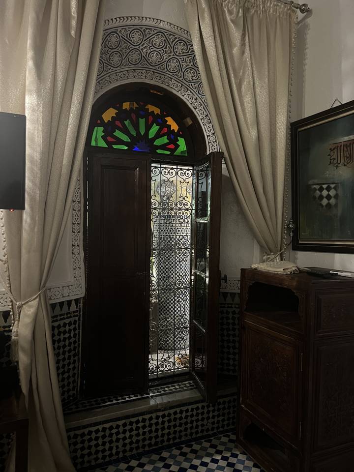 Intérieur sombre avec vitrail.