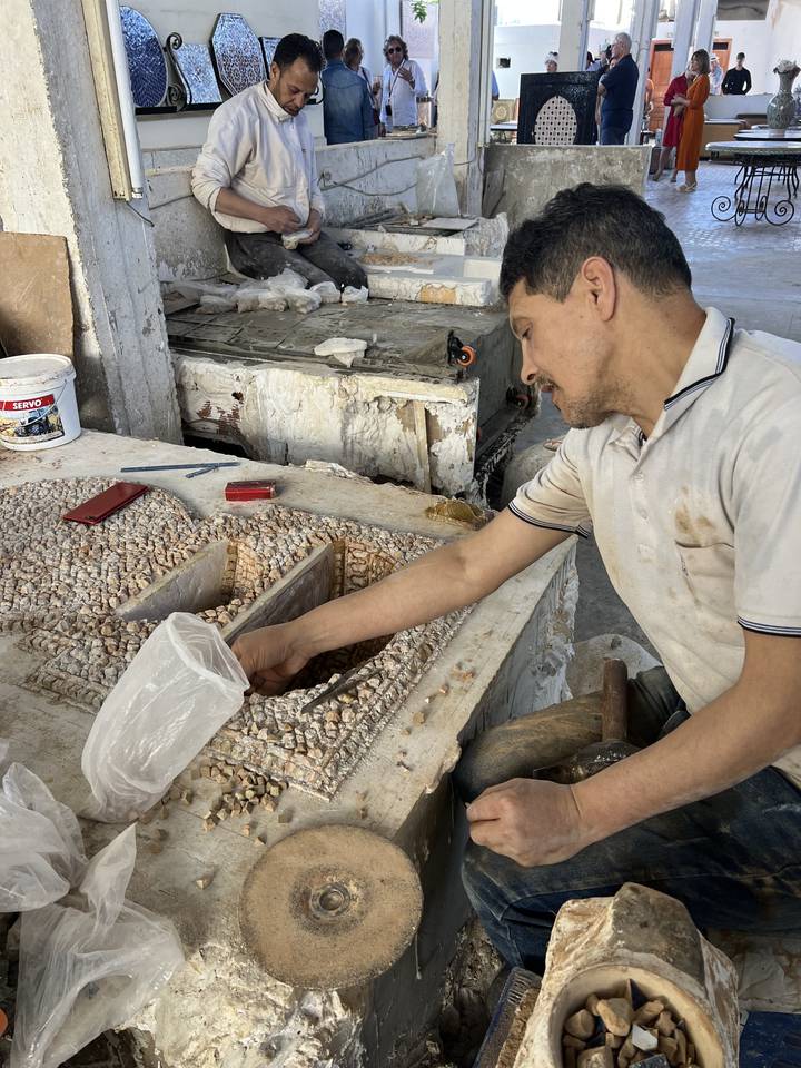 Des artisans travaillant sur une mosaïque détaillée.