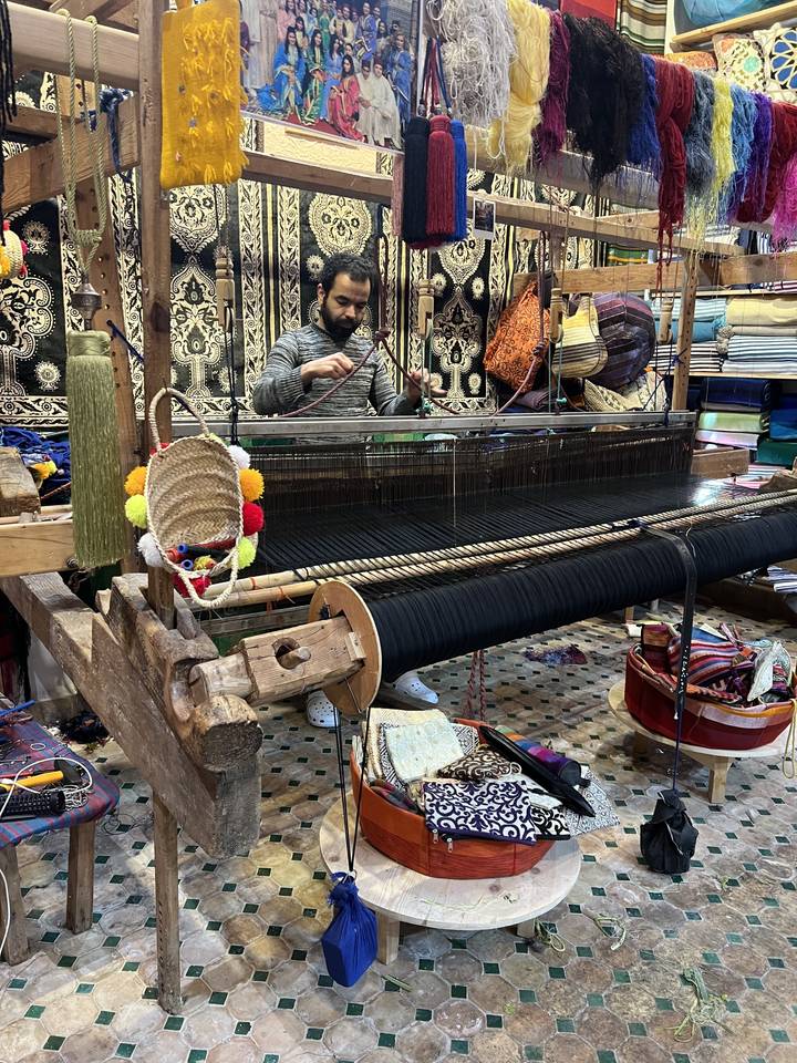 Homme travaillant sur un métier à tisser traditionnel.