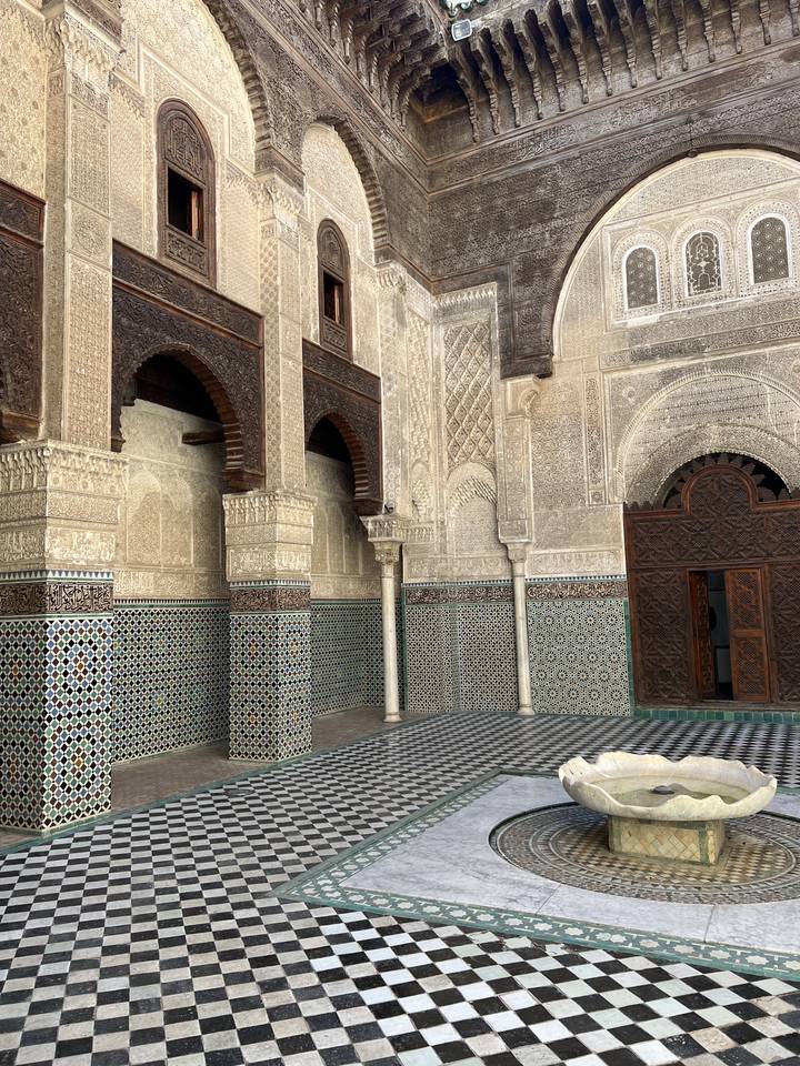 Carrelage complexe et arches dans un bâtiment historique.