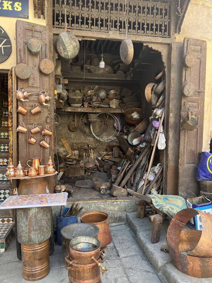 Une boutique traditionnelle d'artisanat en métal et en cuivre.