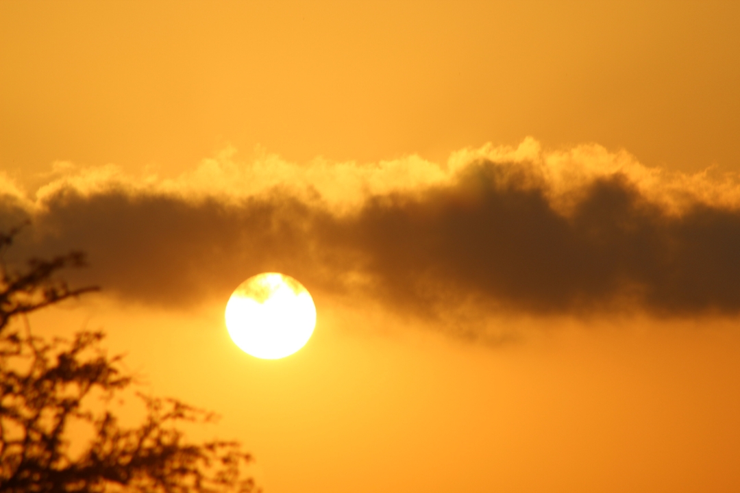 Vue du coucher de soleil avec des nuages et un soleil éclatant.