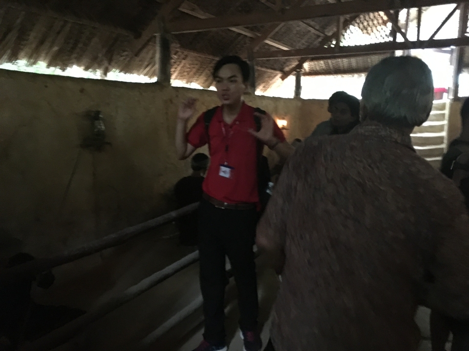 Guide expliquant à l'intérieur d'une structure faiblement éclairée.