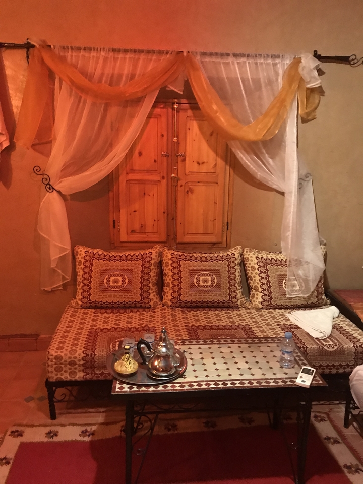 Intérieur douillet avec coussins et décoration traditionnelle.