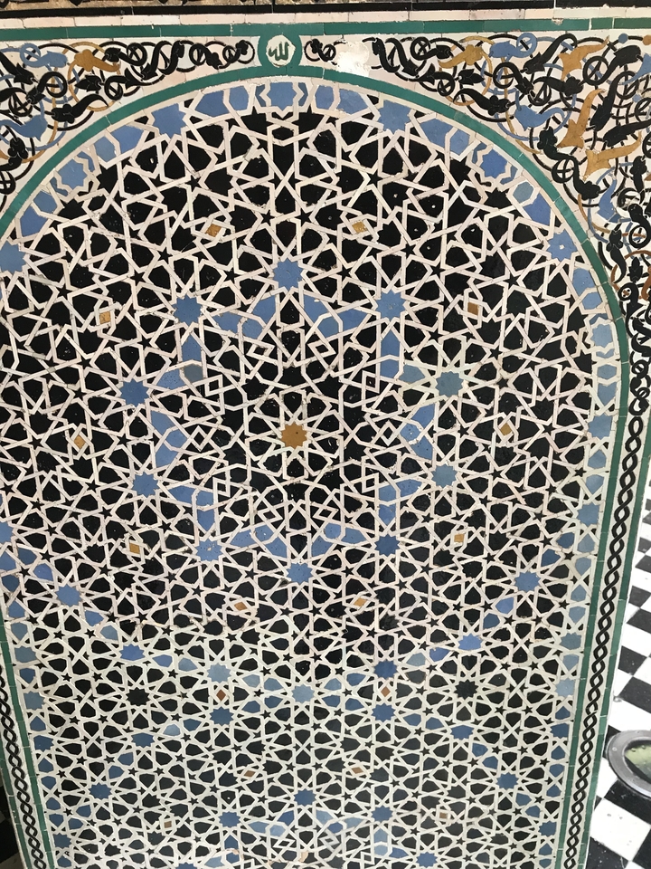 Motif de carreaux de mosaïque marocaine complexe.