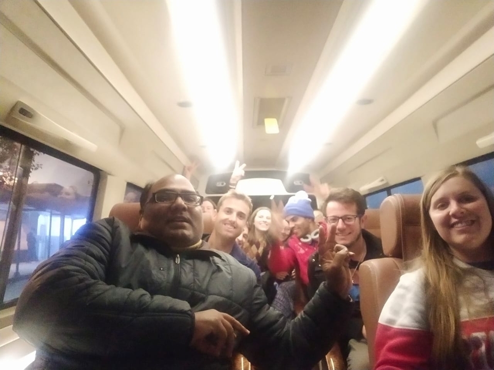 Groupe de personnes à l'intérieur d'une camionnette.