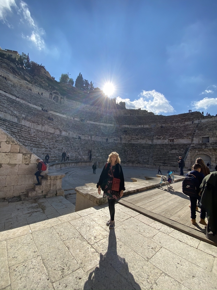 Personne devant un amphithéâtre antique.