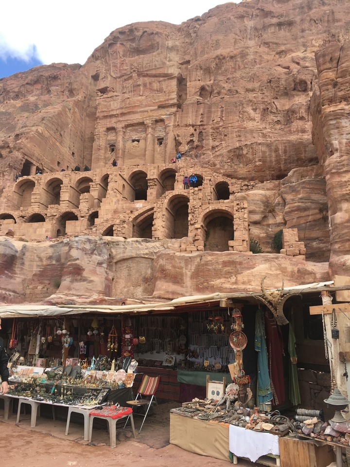 Escalier de pierre ancien et structures à Pétra.