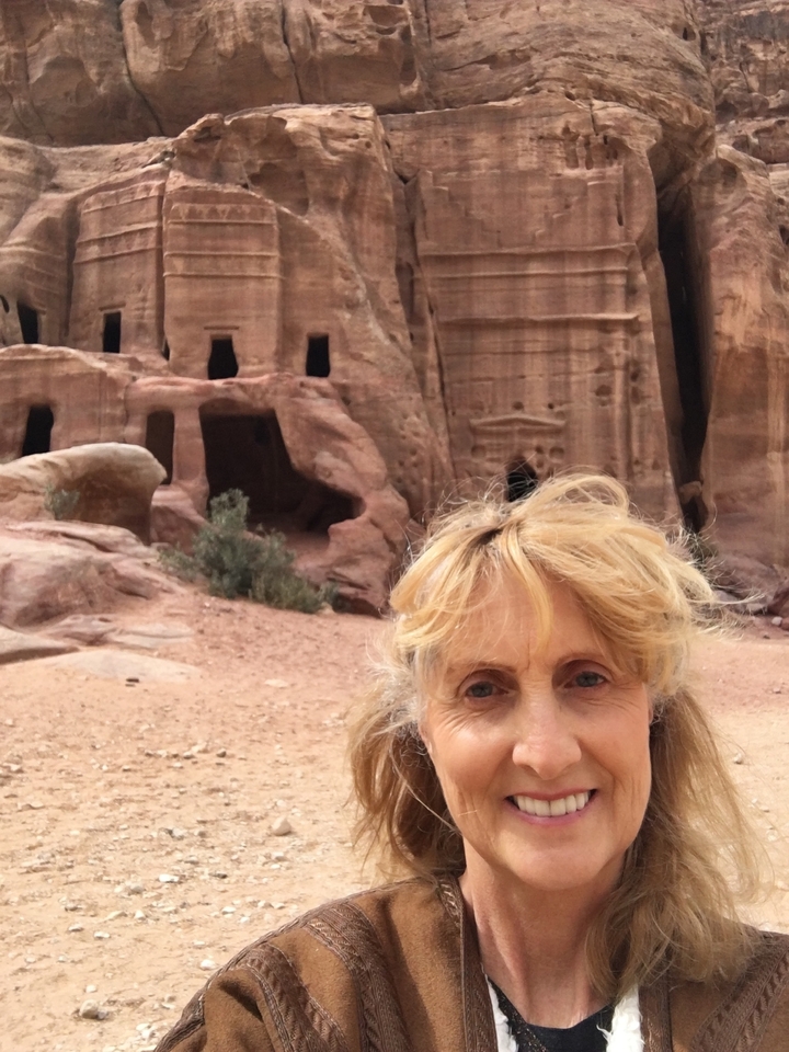 Personne devant des structures taillées dans la roche à Pétra.