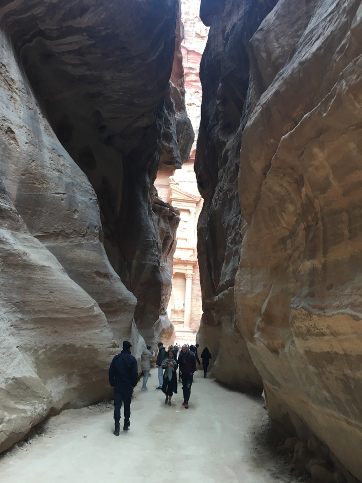 Vue d'Al Khazneh à travers le Siq à Pétra.