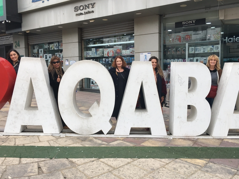Photo de groupe avec panneau "J'aime Aqaba".