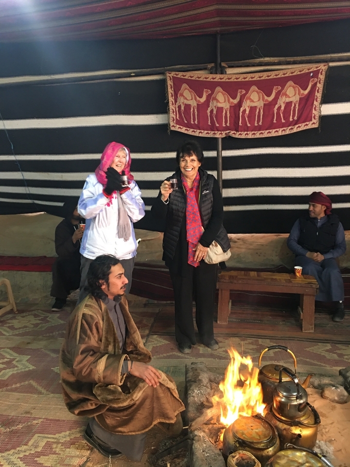 Des gens savourant des boissons dans une tente traditionnelle jordanienne.