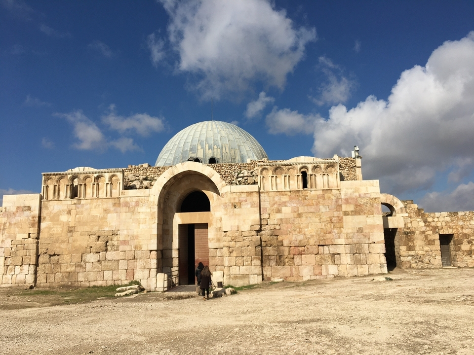 Structure ancienne avec un dôme située dans une zone vaste et ouverte.