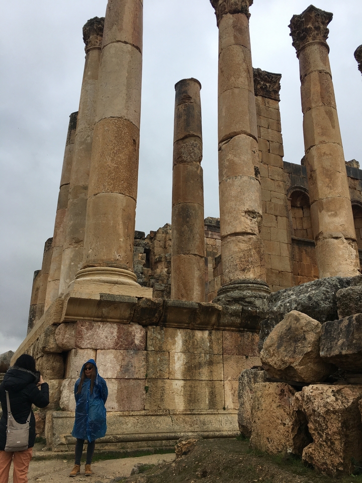 Colonnes de pierre au milieu de ruines antiques.