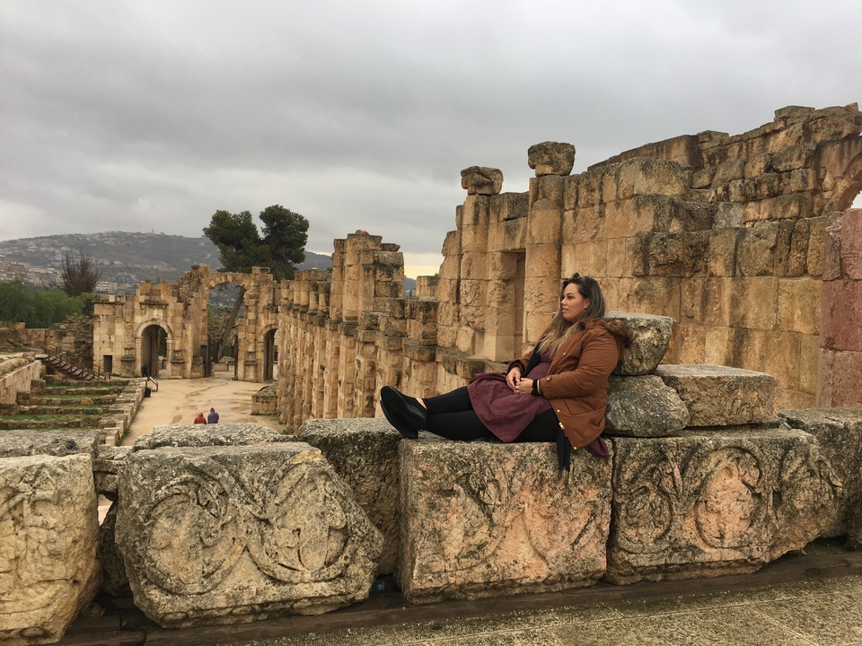 Personne assise parmi les ruines antiques de Jerash.