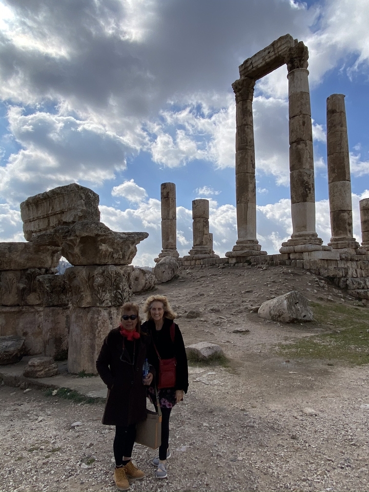 Deux femmes posant devant des colonnes antiques sur un site historique.
