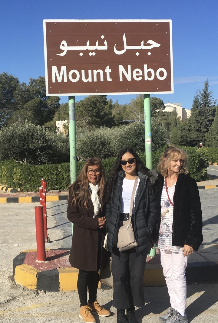 Trois personnes posant dans un cadre qui ressemble à un parc.