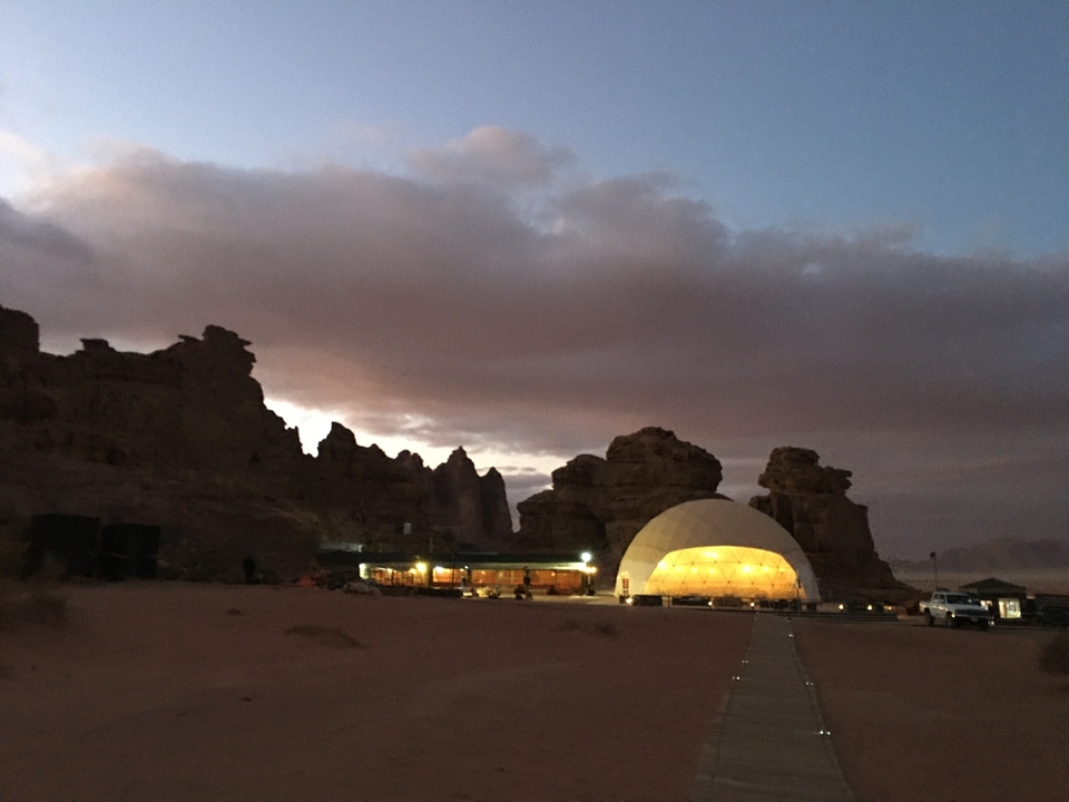 Structure moderne avec arrière-plan rocheux au crépuscule.