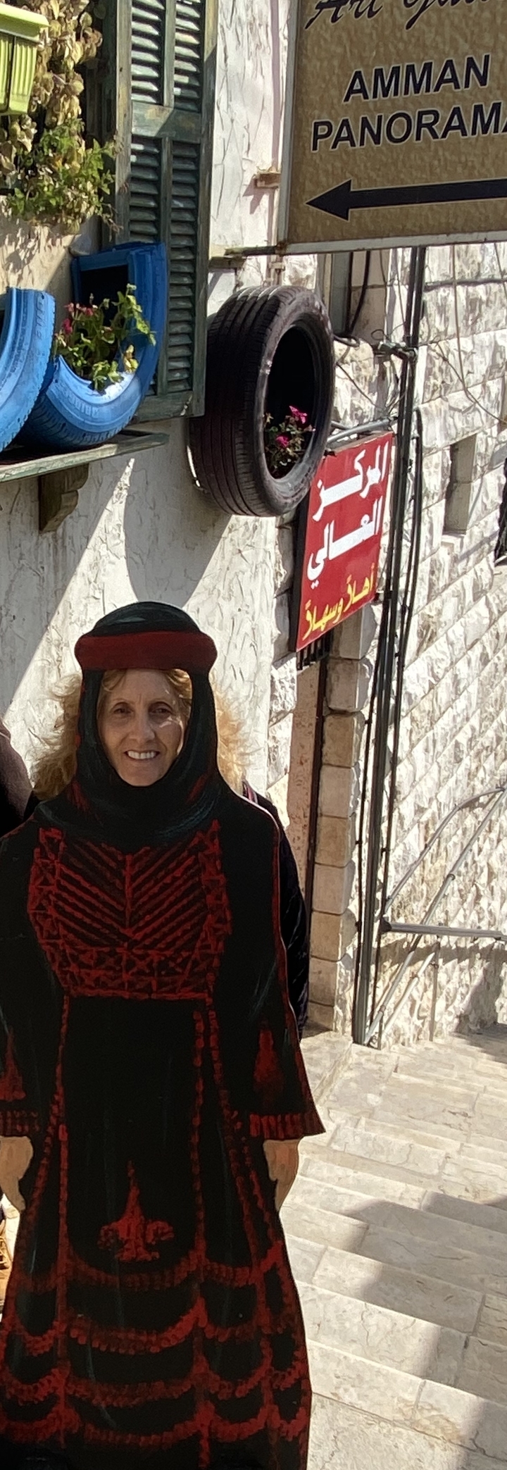 Portrait en gros plan d'une personne en tenue traditionnelle.