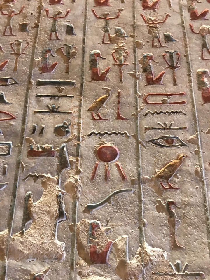 Hiéroglyphes colorés sculptés dans la pierre.