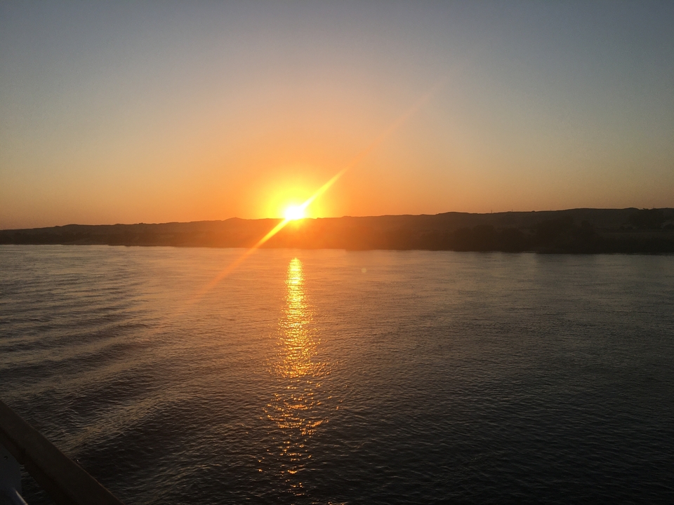 Coucher de soleil sur un paysage de rivière calme.