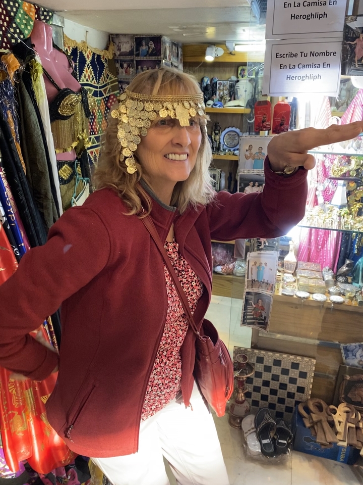 Personne qui pose dans une boutique avec des objets décoratifs et des miroirs.