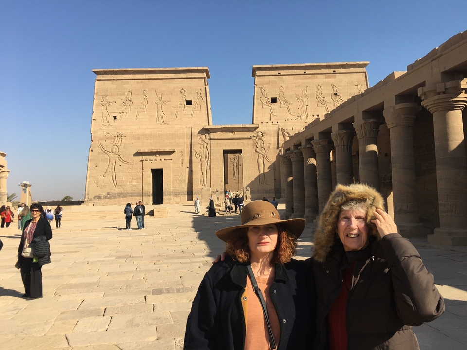 Deux femmes posant devant le Temple de Philae.