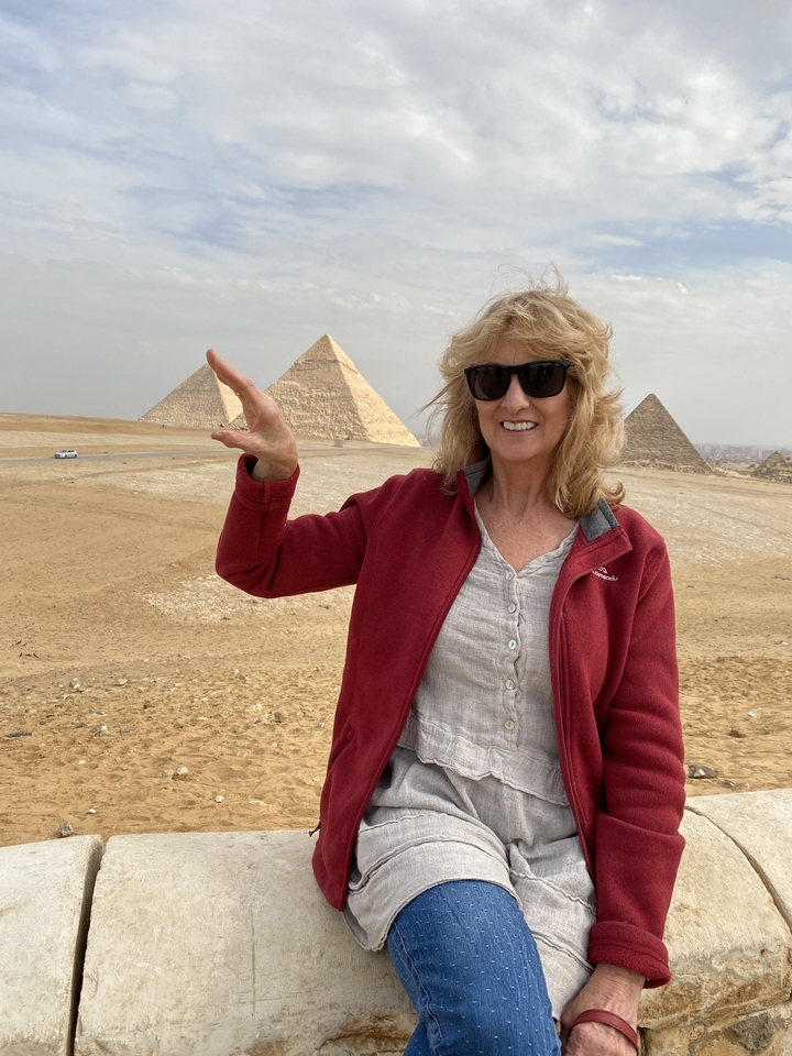 Femme posant avec les pyramides de Gizeh en arrière-plan.