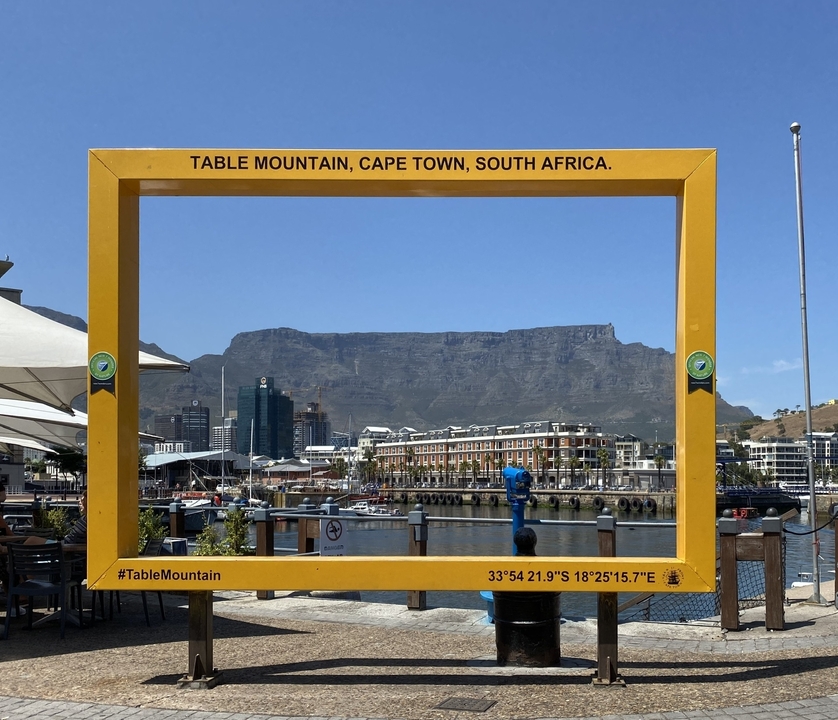 Vue panoramique de la montagne de la Table à travers un cadre jaune.