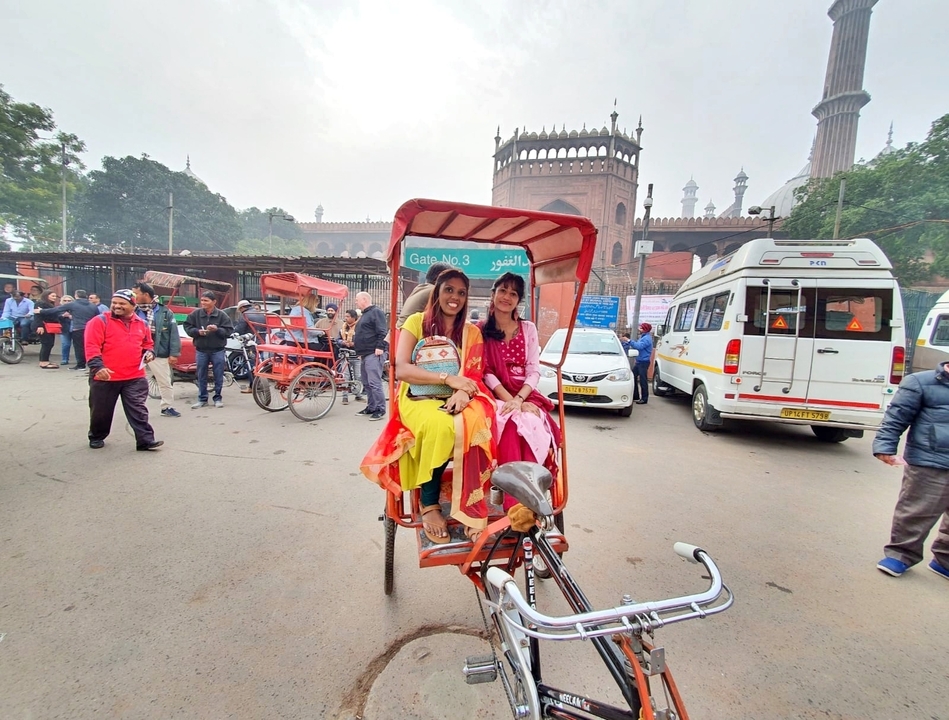 Deux femmes dans un pousse-pousse dans une rue animée de la ville.
