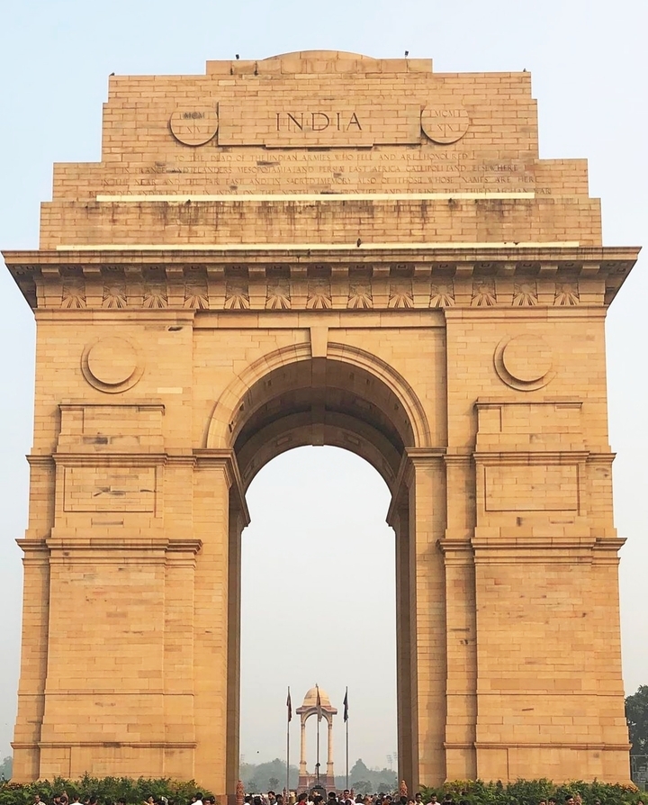 Grande arche historique avec des sculptures détaillées.
