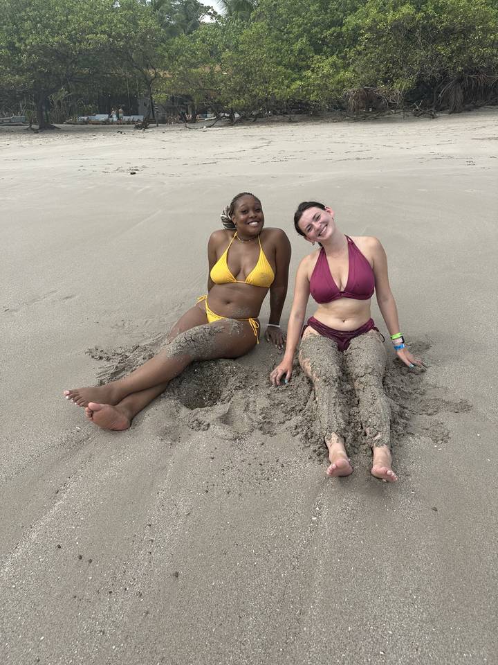 Deux personnes se détendant sur une plage de sable